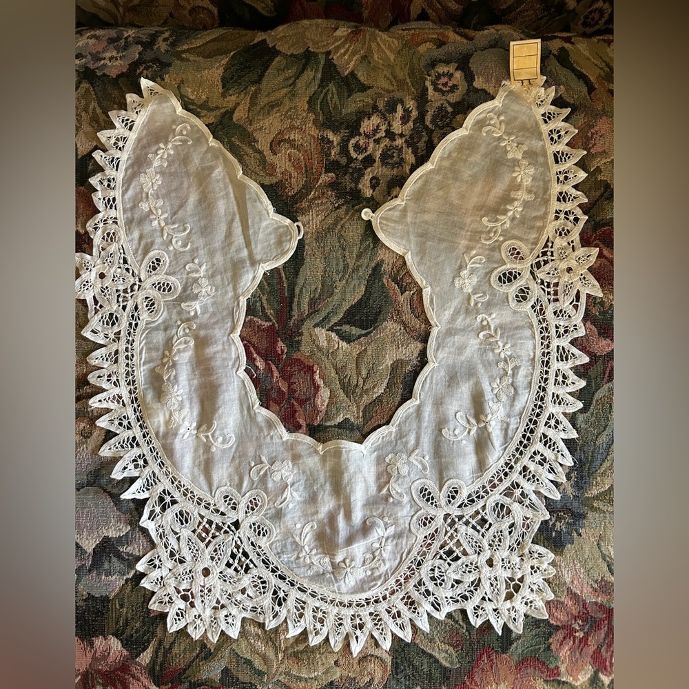 Vintage White Battenberg Lace Collar with hand embroidered floral motif. Size 3.